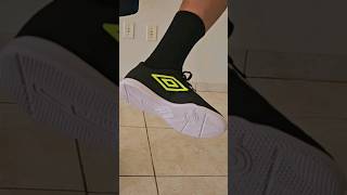 Chuteira futsal umbro neo striker [upl. by Laflam]