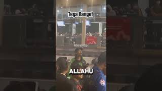 Tega Banget bang ojol anterin minuman ditengah konser musik [upl. by Ttezzil905]