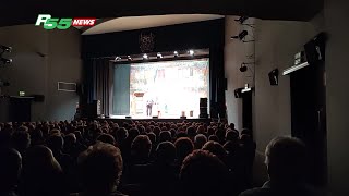 Busto  Tanti giovani al teatro Manzoni per “I Legnanesi” [upl. by Gertie644]