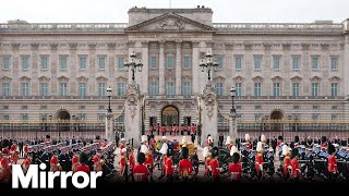 Queens coffin passes Buckingham Palace for final time [upl. by Glaab]