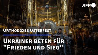 Orthodoxe Ostern Ukrainer beten für quotFrieden und Siegquot  AFP [upl. by Lashond]