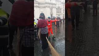 ARRIVO DELLA BEFANA IN PIAZZA NAVONA 2  FESTA EPIFANIA 2024 [upl. by Helbona]