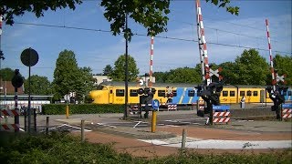 Spoorwegovergang GeleenLutterade  Dutch railroad crossing [upl. by Vladimir]