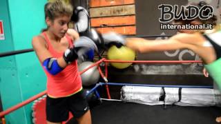 Sparring femminile  Athletic Thai Gym  Gazzetta Marziale [upl. by Llerej279]