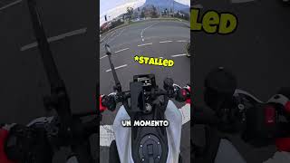 Un chico intentó impresionar a una chica en su moto y terminó en una situación incómoda shorts [upl. by Esmeralda]