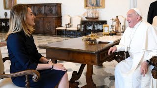 En visite au Vatican Roberta Metsola a salué lengagement pour la paix du pape François [upl. by Trinette233]