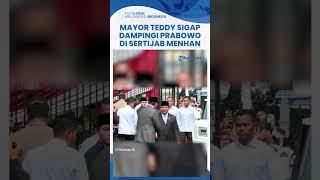 Mayor Teddy Sigap Dampingi Presiden Prabowo saat Sertijab Menteri Pertahanan Naik Maung Garuda RI 1 [upl. by Aljan513]