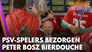 Héérlijke beelden PSVspelers bezorgen Bosz bierdouche op persconferentie  VANDAAG INSIDE [upl. by Alaehs]