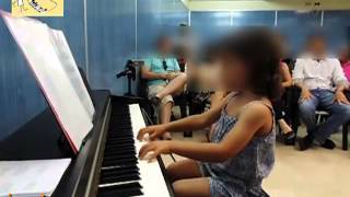 Clases de piano para niños Niña 3 años tocando el piano en BébéMusique Madrid [upl. by Ventura]