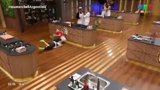 CAIDA DE VICKY Y STEFY XIPOLITAKIS EN MASTERCHEF [upl. by Inatirb606]