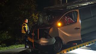 Bestelbus tegen boom op de Voorthuizerstraat in Putten bestuurder naar het ziekenhuis [upl. by Aspa]