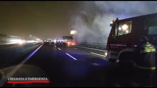 Polizia Stradale in azione incendio in autostrada  Chiamata demergenza 24022024 [upl. by Alrich]