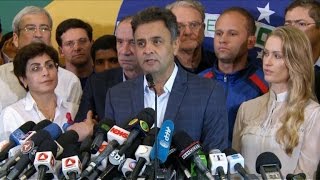 Aécio cumprimenta Dilma e pede união [upl. by Yrred]