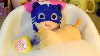 Gattoboy dei PJ MASKS SUPER PIGIAMINI fa il bagnetto e lacqua cambia colore VIDEO EDUCATIVO [upl. by Anipsed]