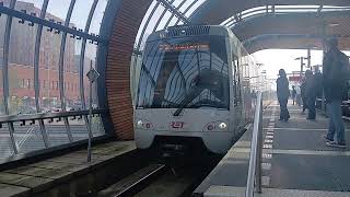 Aankomst en vertrek van RET SG3 56105616 als metrolijn E naar Den Haag Centraal in Leidschenveen [upl. by Rehpotsrik]