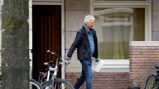 Aan de kant gezette Derk Bolt loopt met ziel onder de arm door AmsterdamZuid [upl. by Rumit]