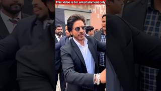 शाहरुख खान ने गरीब लोगों को खाना खिलाया  Sharukh Khan Poor Man Eating shortvideo sharukhkhan [upl. by Maure]