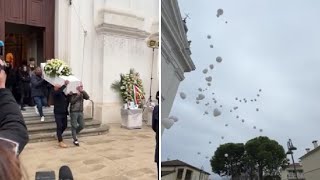 L’uscita della bara di Giulia dalla chiesa di Saonara tra applausi e palloncini bianchi [upl. by Rehnberg38]