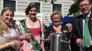 Freibier für alle am Tag des Bieres 2017 am Bierbrunnen in München [upl. by Opportuna]