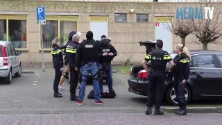 Arrestatieteam valt woning binnen aan Fazantlaan Vlaardingen [upl. by Adnohsor]