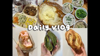 VLOG｜饭可以不吃面包不可以不吃｜宅家吃包日常｜柚子胡椒肉肠法棍｜抹茶碱水｜草莓白巧恰巴塔｜柚子多拿滋｜猪颈肉定食｜开心果燕麦拿铁｜黄桃酸奶豆沙包 [upl. by Anedal]