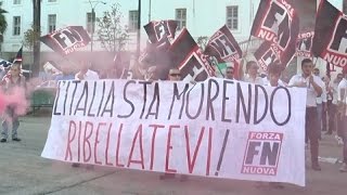 Napoli  Forza Nuova e centri sociali si fronteggiano 2 181014 [upl. by Norreg]