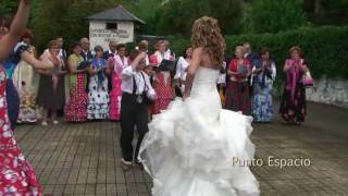 La novia baila sevillanas el día de su boda Sonido original Coro Rociero Punto Espacio [upl. by Bolitho]