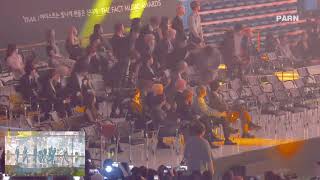 190424 트와이스TWICE THE FACT MUSIC AWARDS  TWICE 무대 관람하는 아이돌들 BTSStray kidsGIdle [upl. by Karlyn]