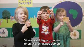 Hållbarhet i förskolan  barnen lär sig om olika material [upl. by Wolfort636]