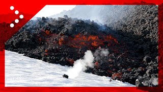 Etna si apre frattura eruttiva a 2800 metri La lava sgorga tra la neve le immagini ravvicinate [upl. by Jenifer323]