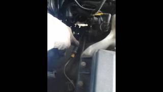 Land rover discovery 2 td5cambiar sensor abs video 3 [upl. by Ahtiekahs]