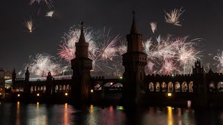 Silvester am Brandenburger Tor Berlin feiert beschwingt ins neue Jahr [upl. by Neeneg84]