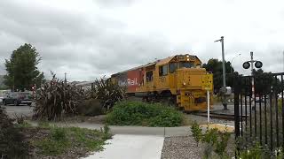 DFB 7160 Coastal Pacific 700 main street crossing Blenheim [upl. by Alfons]