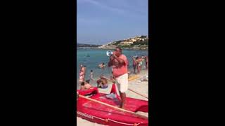 I turisti buttano le cicche in spiaggia il bagnino sardo gli dà una lezione di civiltà [upl. by Akinirt]