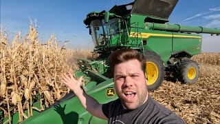 The JOHN DEERE S7 900 Harvesting Corn in Illinois [upl. by Lundt]