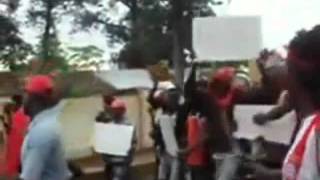 Les femmes des bérets rouges maliens dans la rue [upl. by Arun124]