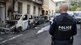 Cavaillon  quatre voitures de police incendiées devant le commissariat [upl. by Airyk591]