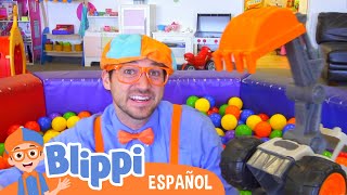 Blippi visita un patio de juegos Fidgets Indoor Playground  Explora con Blippi [upl. by Elnar]