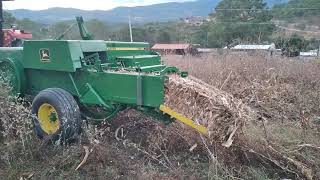 Empacando Zacate con empacadora Jonh Deere de Hilo y Tractor Massey Fergusson 285 4x4 [upl. by Odnomar697]