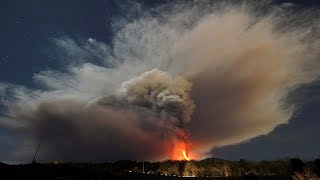 LEtna dà spettacolo fulmini vulcanici nella notte le immagini del raro fenomeno [upl. by Mccowyn]