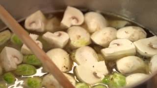 Groentebouillon met gebakken balletjes en vermicelli  De Keuken van Sofie  VTM Koken [upl. by Atselec]