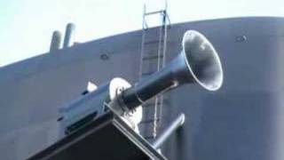 Cunards Queen Mary 2 QM2 Sounding Horns in Southampton [upl. by Euqina]