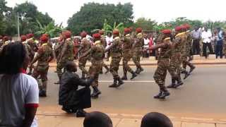 Bénin  Défilé de la Fête de lindépendance 2013 à AbomeyCalavi Le chant des prachutistes [upl. by Ahsienar]