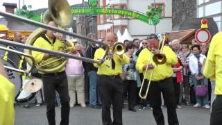 De Zwiebels gaan voor de optocht uit over de brug  wijnfeesten Bernkastel 2015 2015 [upl. by Studdard]