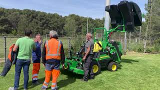 Démonstration de la tondeuse pour stade John Deere 2653B pour la Ville de Saint Cyr sur Mer [upl. by Adihaj]