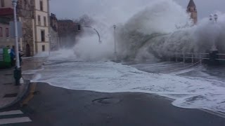 Gijón Olas gigantes arrasan costa cantábrica 2014 [upl. by Ateerys]