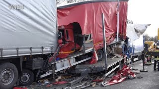 07022019  VN24  Schwerer LKWUnfall auf A1 bei Unna  Fahrer eingeklemmt [upl. by Sirtimid]