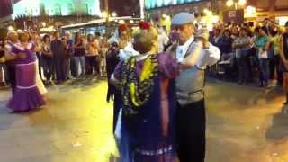 Chulapos en la Puerta del Sol de Madrid bailando un chotis 2014 [upl. by Rinum328]