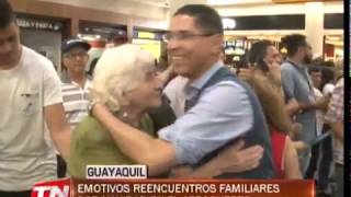 Emotivos reencuentros familiares por navidad en el aeropuerto [upl. by Ojyma]