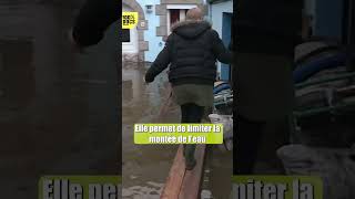 Il vit dans sa maison inondée par les eaux  shorts [upl. by Manning]